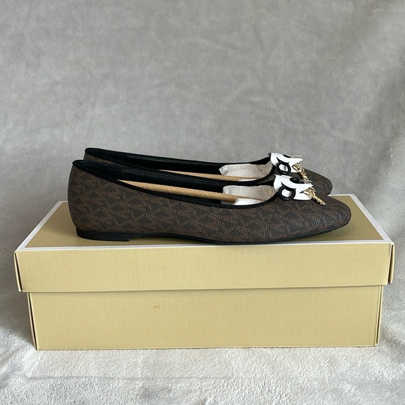 MICHAEL MICHAEL KORS New! Size 7
Nori Logo Ballet Flat - Picture 4 of 5